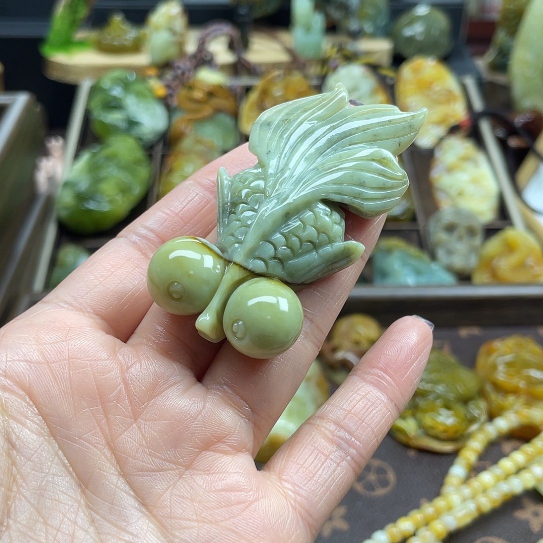 蛇纹石玉颈饰未镶嵌花玉金鱼