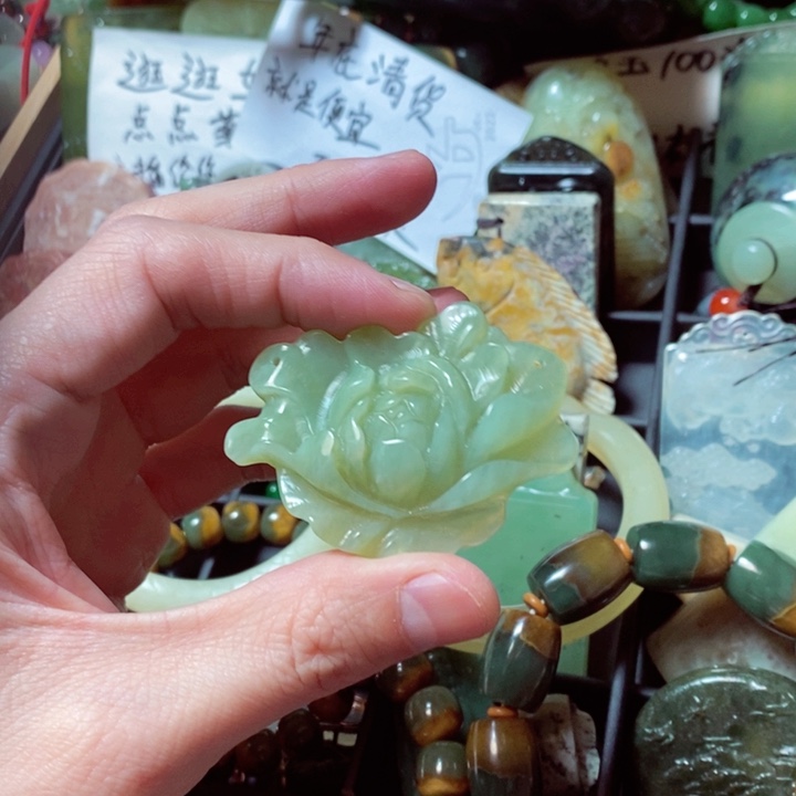 蛇纹石玉颈饰未镶嵌