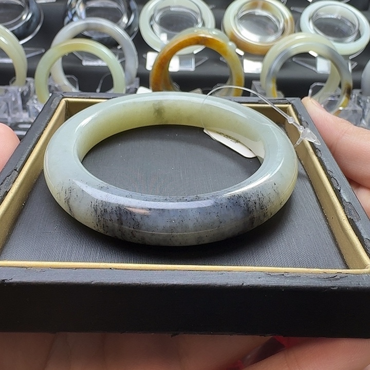 和田玉未镶嵌手镯