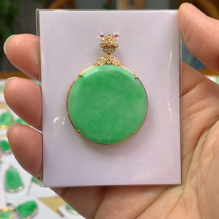 翡翠颈饰18K金镶嵌翡翠吊坠