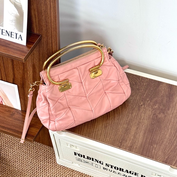 95新 MIU MIU/缪缪 粉色侧标金属手提包/CC