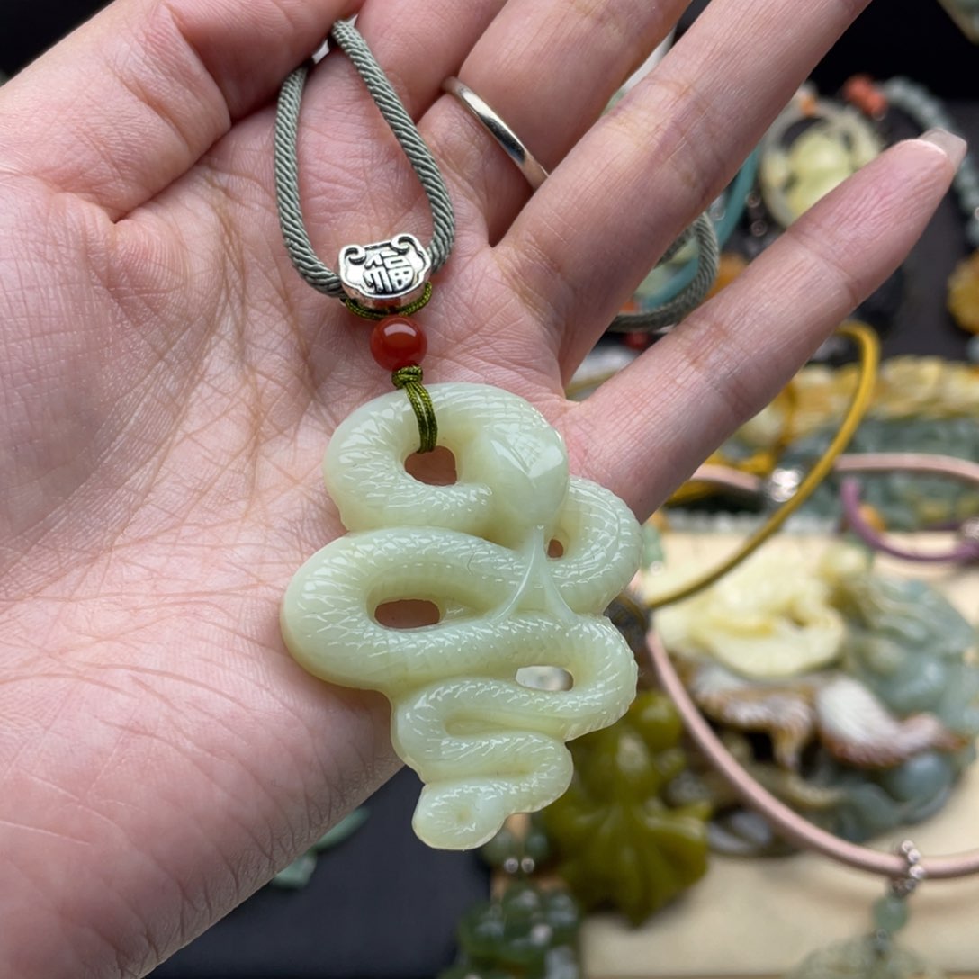 蛇纹石玉颈饰未镶嵌