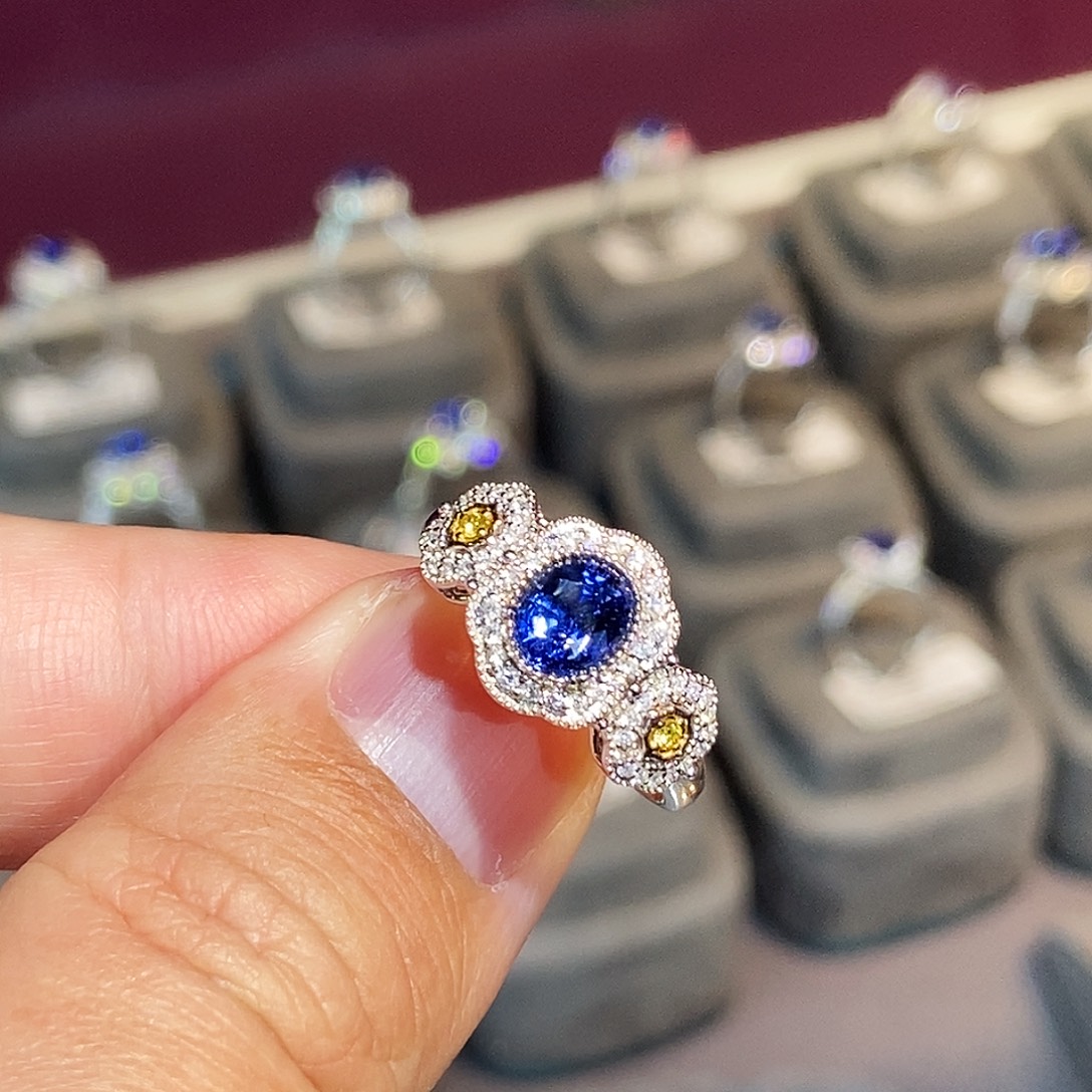 18K金镶嵌戒指蓝宝石1.09克拉