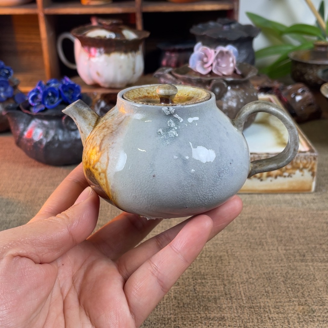 内嵌壶。   柴烧。       陶泥