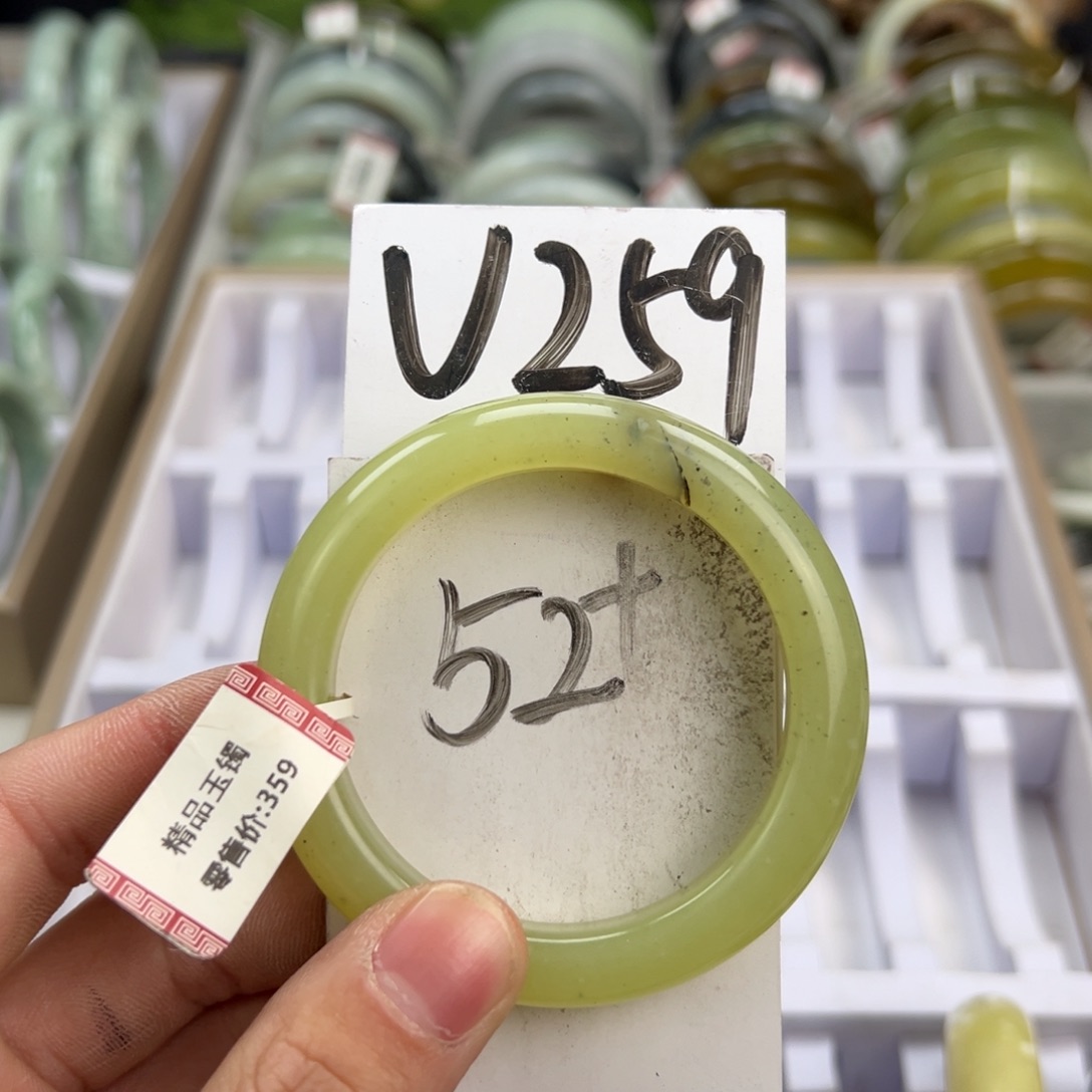 岫玉手镯未镶嵌天然岫玉微瑕，可以正常佩戴