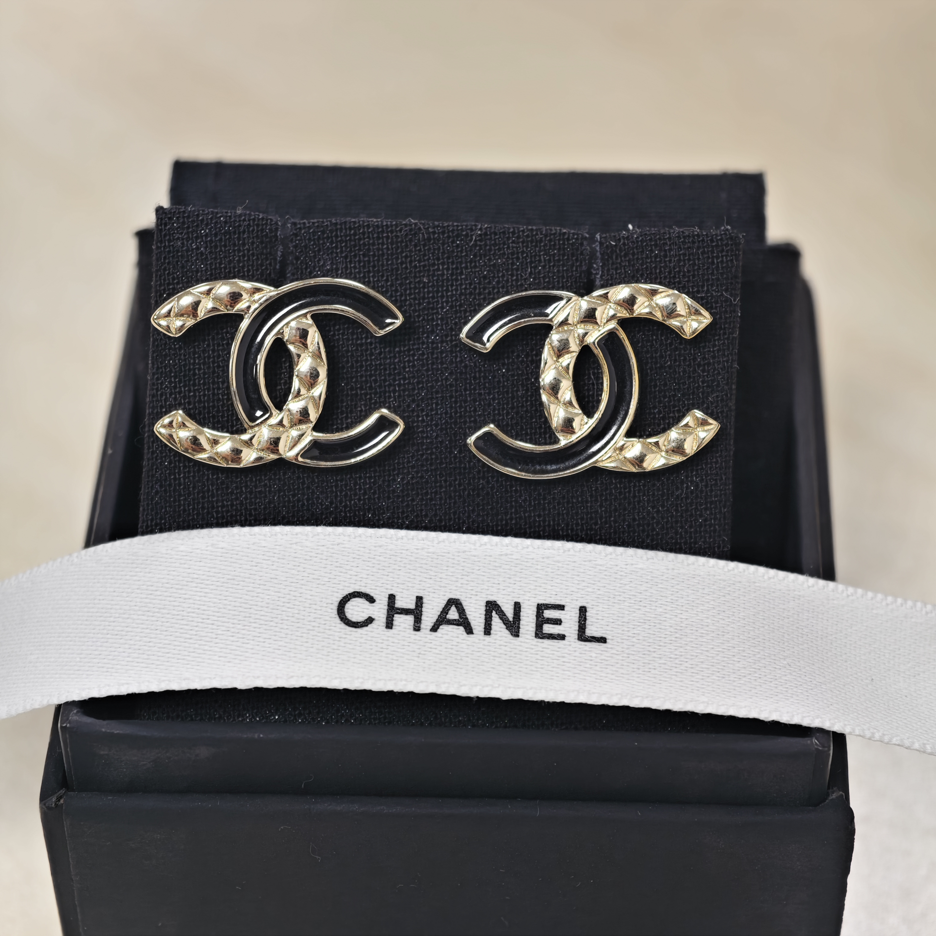 未使用 Chanel/香奈儿 香槟金黑色珐琅耳钉25年新款拼接轻奢