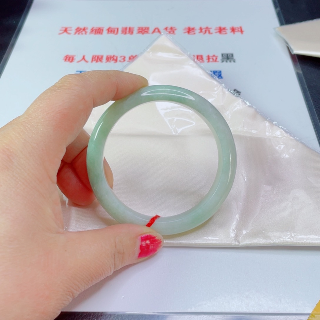 翡翠未镶嵌手镯依****绣
