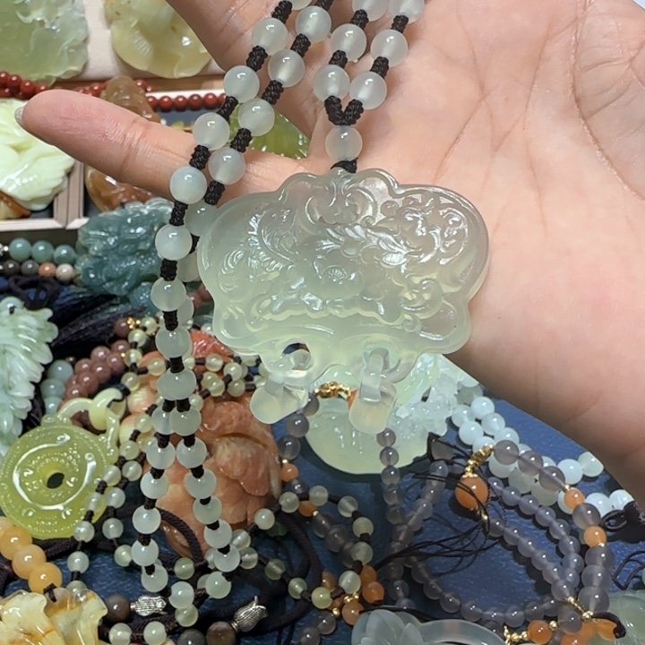 蛇纹石玉吊坠合金