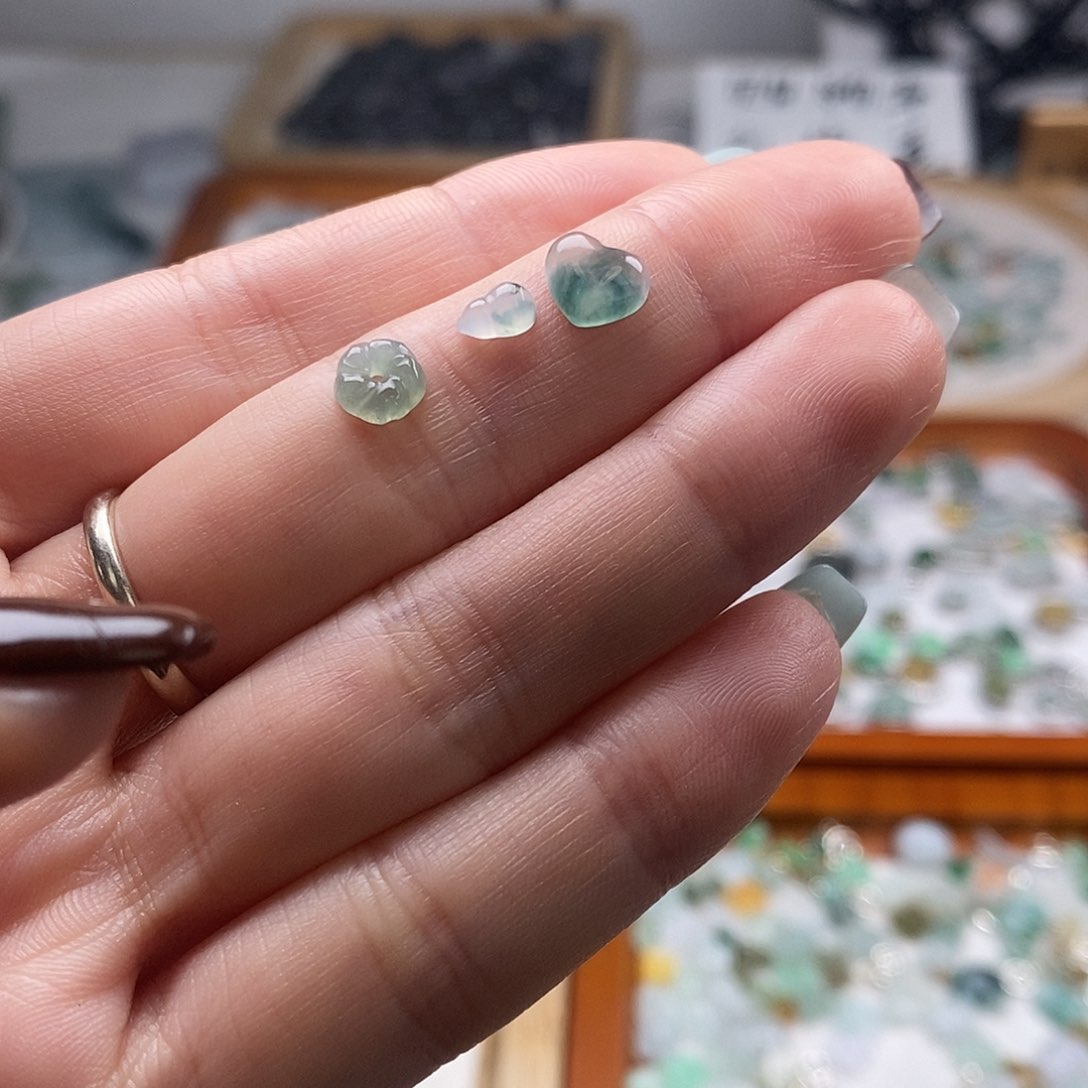 翡翠颈饰未镶嵌朱*小冰件3个