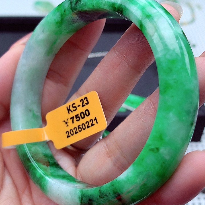 翡翠手镯未镶嵌翡翠