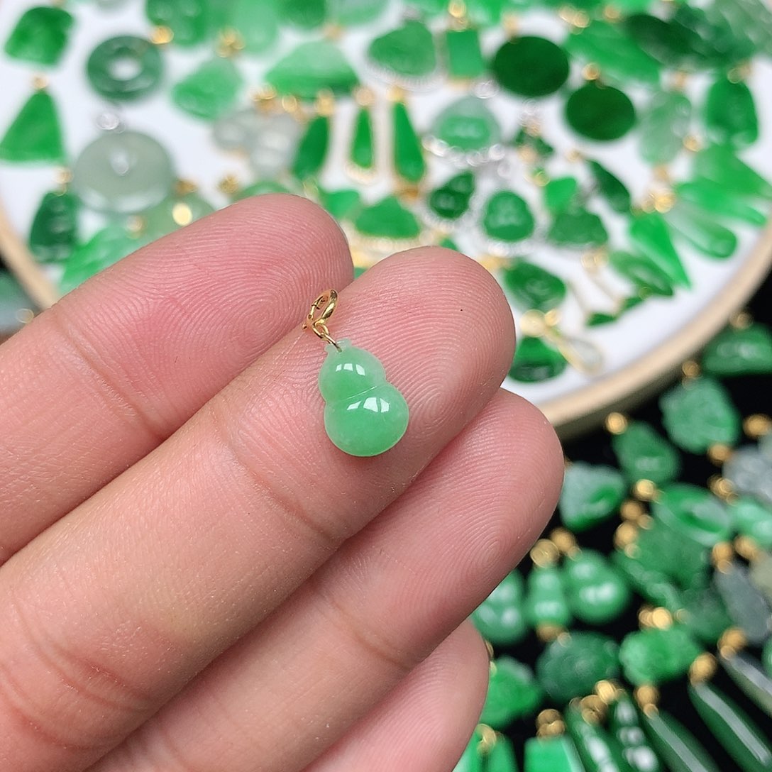 翡翠配石18K金扣头 小巧精美飘阳绿小葫芦