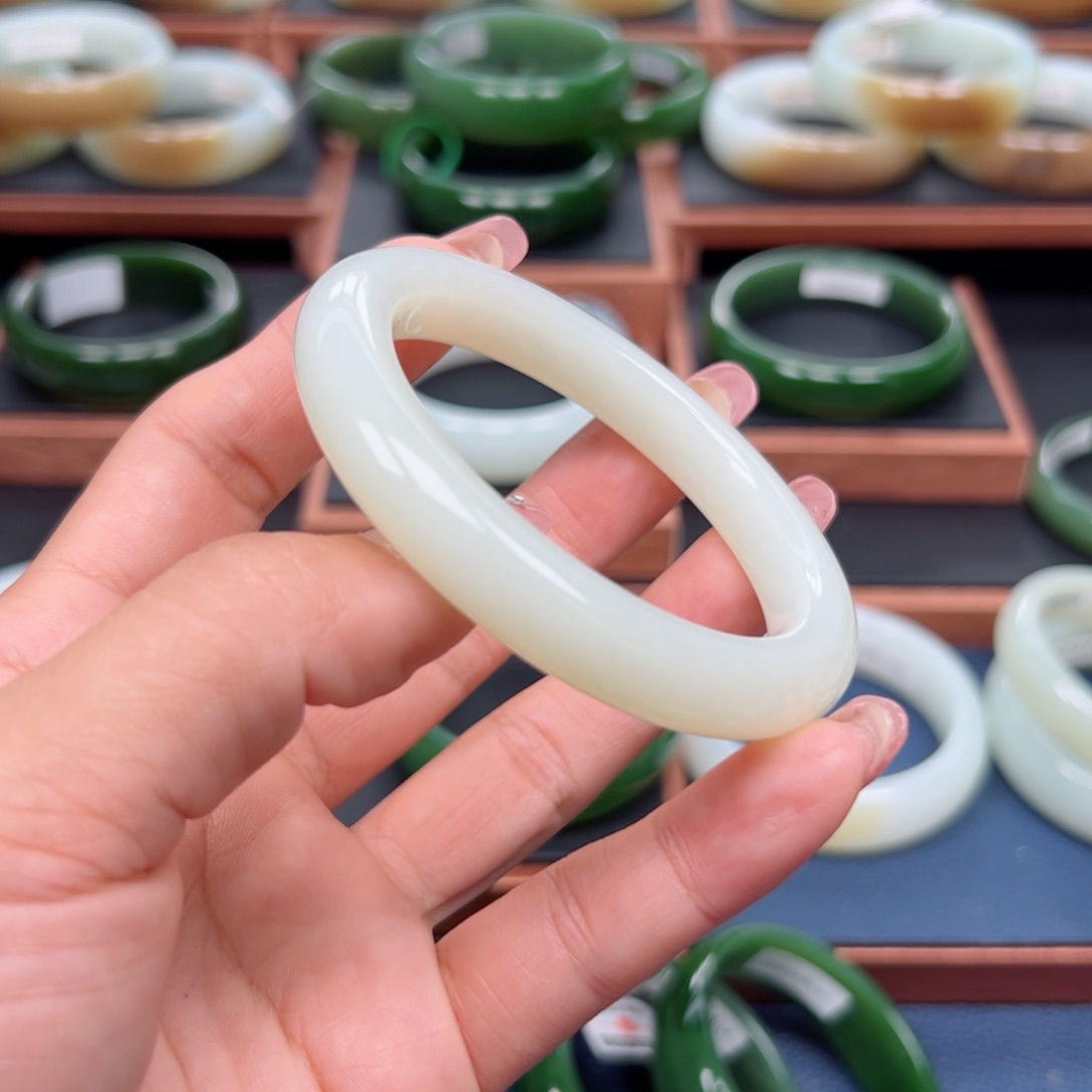 未镶嵌手镯和田玉跨***?