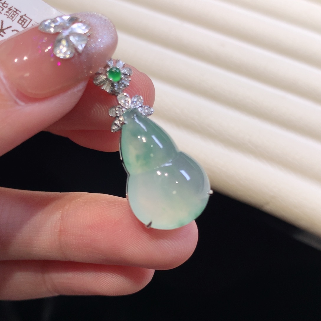 翡翠颈饰18K金镶嵌葫芦