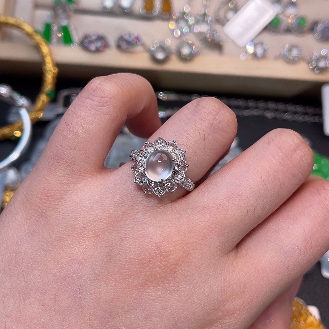 翡翠18K金镶嵌戒指蛋面