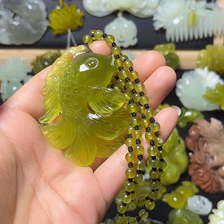 兜***儿蛇纹石玉未镶嵌颈饰