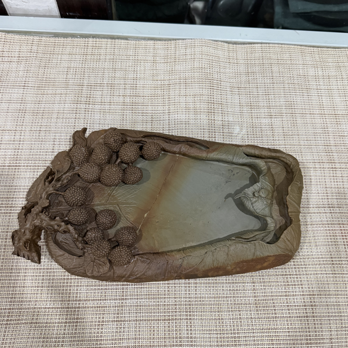 喇嘛涯老坑瓜皮黄连年大利砚尺寸：31*17*5