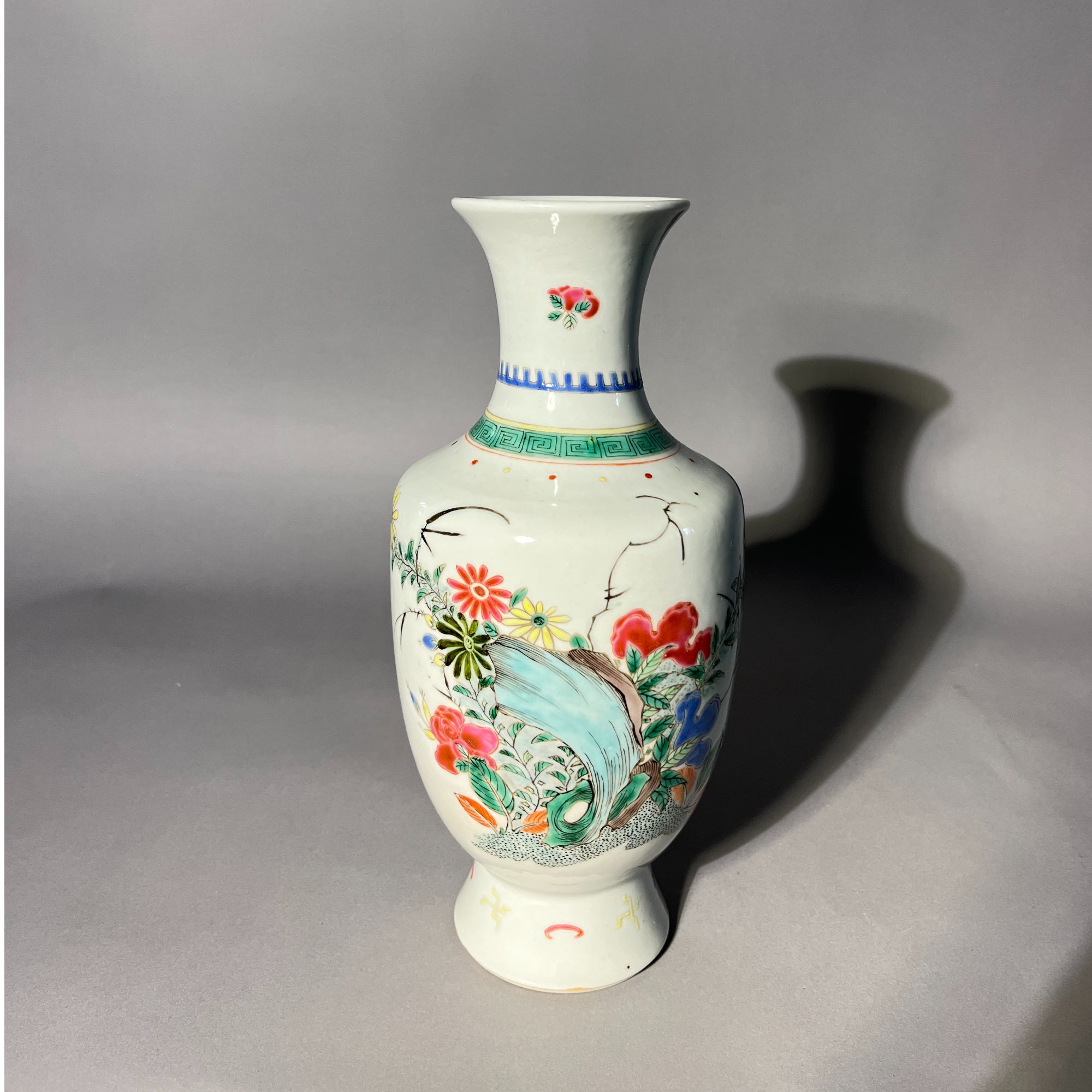 粉彩花鸟纹观音瓶