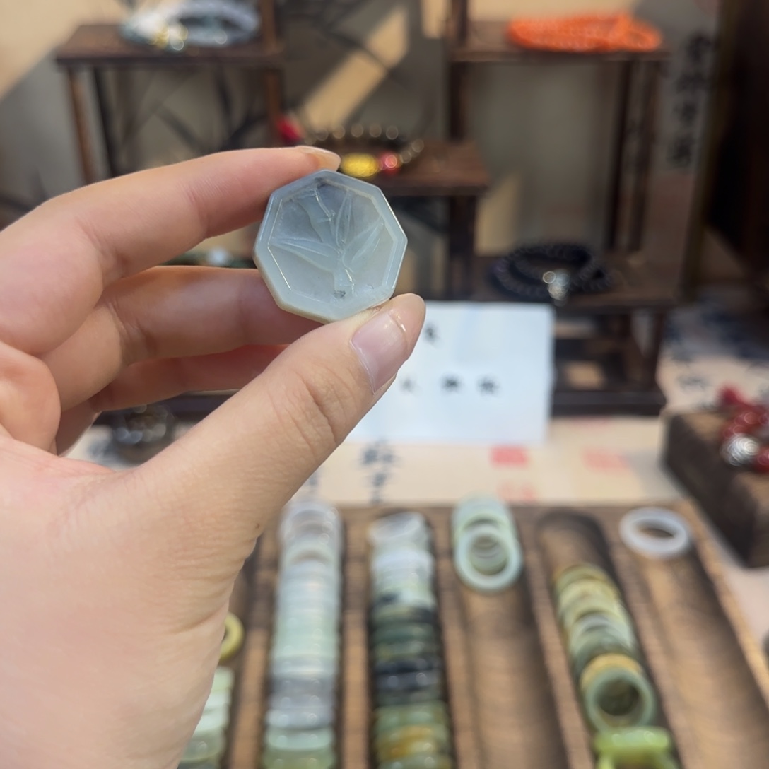 蛇纹石玉颈饰合金