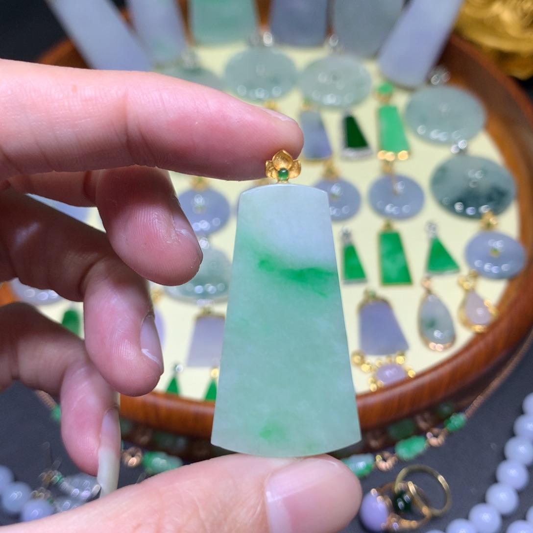 翡翠吊坠(不含链)18K金镶嵌