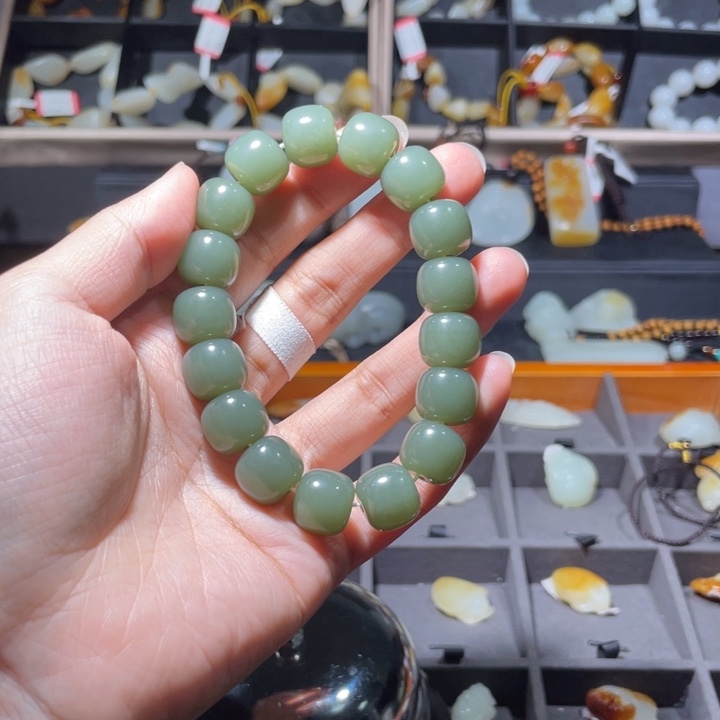 王***。和田玉（糖玉）未镶嵌手链