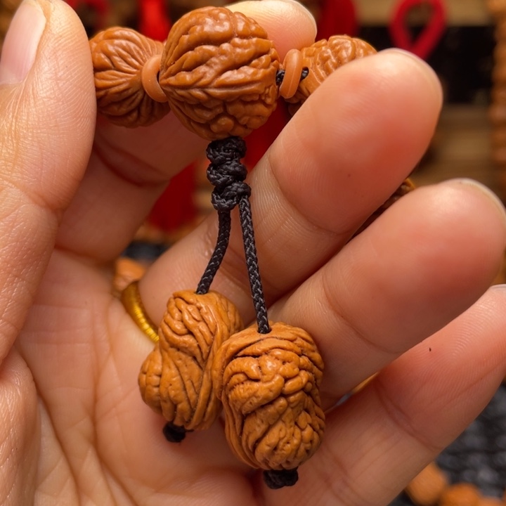 雄***木质类龙纹桃枭挂件