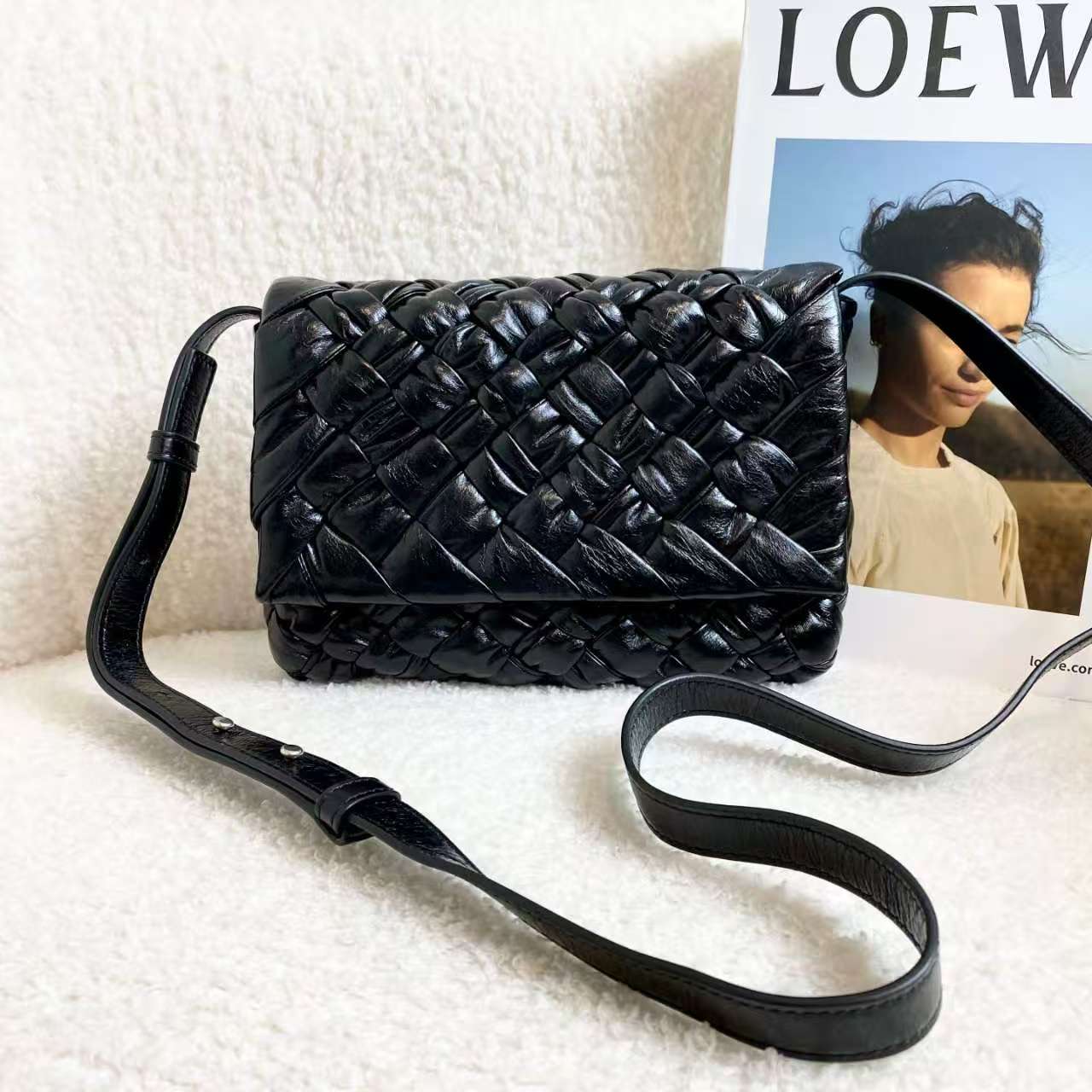 99新 BOTTEGA VENETA/葆蝶家 黑色斜挎包/ 37344015代卖服务/12期