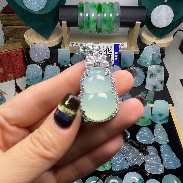 翡翠未镶嵌颈饰葫芦