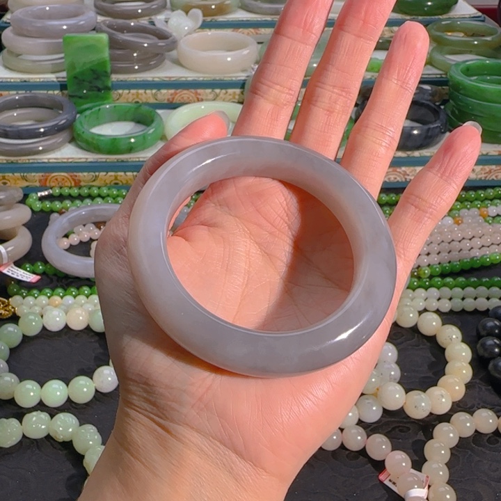 和田玉手镯未镶嵌木****?