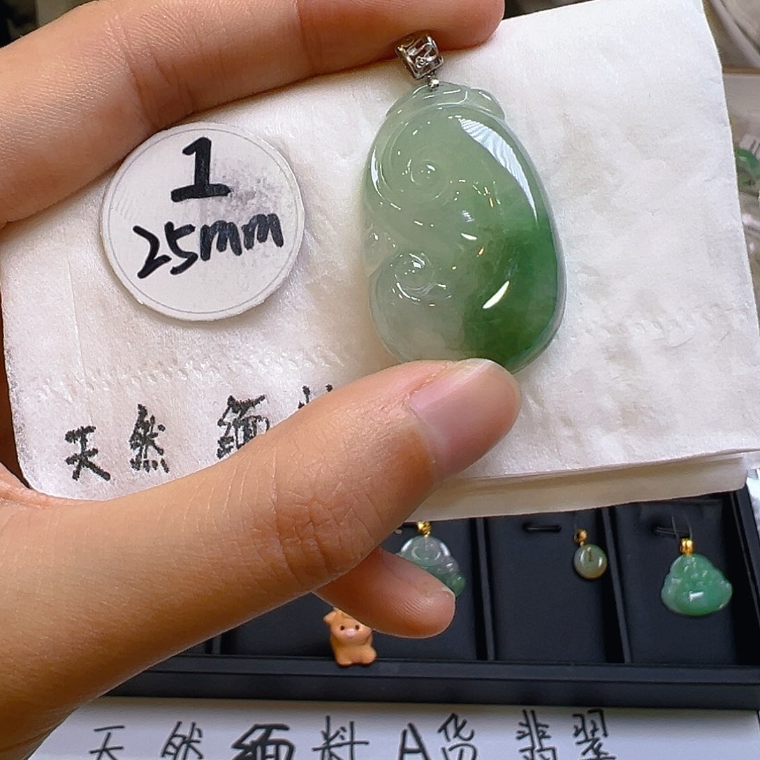 翡翠颈饰18K金镶嵌翡翠
