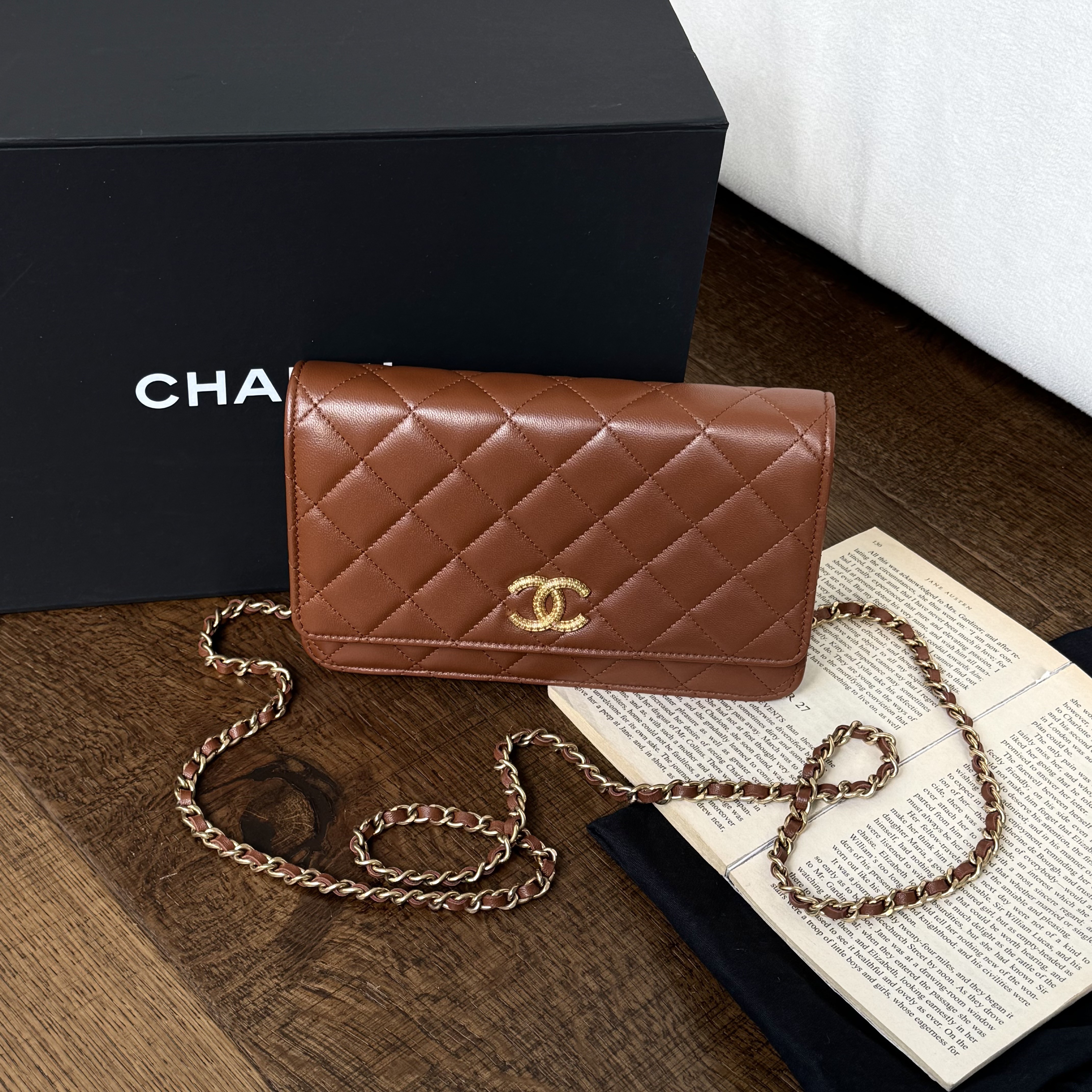 95新 Chanel/香奈儿  23A焦糖棕羊皮雕花扣woc斜挎包49908