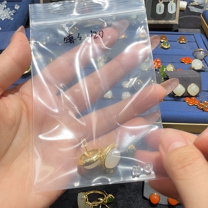 嘻***嘻和田玉未镶嵌手链