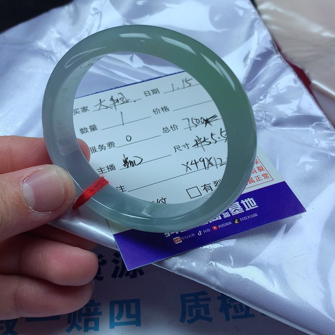 翡翠手镯未镶嵌太*?55贵妃