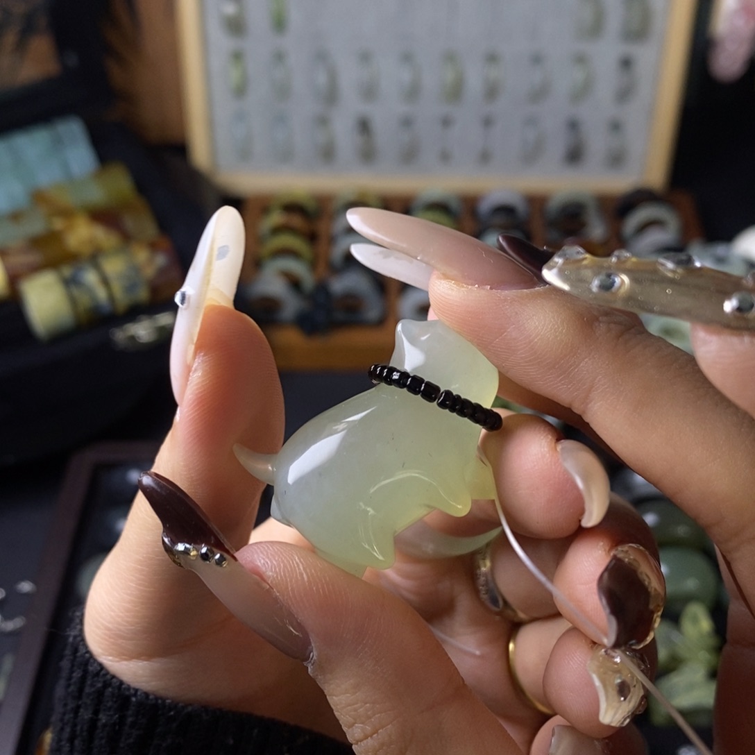 汪***碎蛇纹石玉未镶嵌颈饰小猫咪