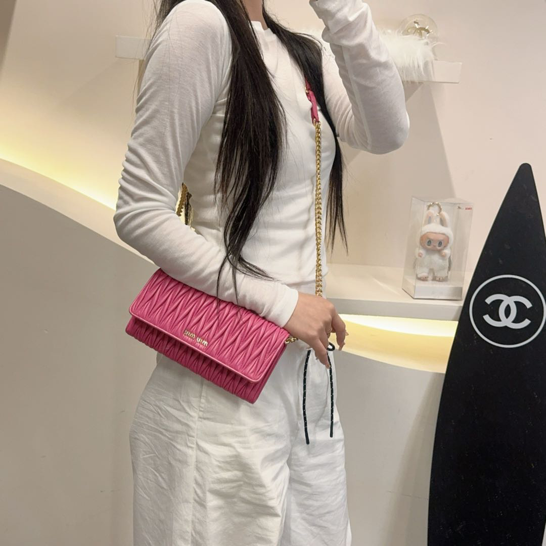 99新 MIU MIU/缪缪 粉色斜挎链条包/7797