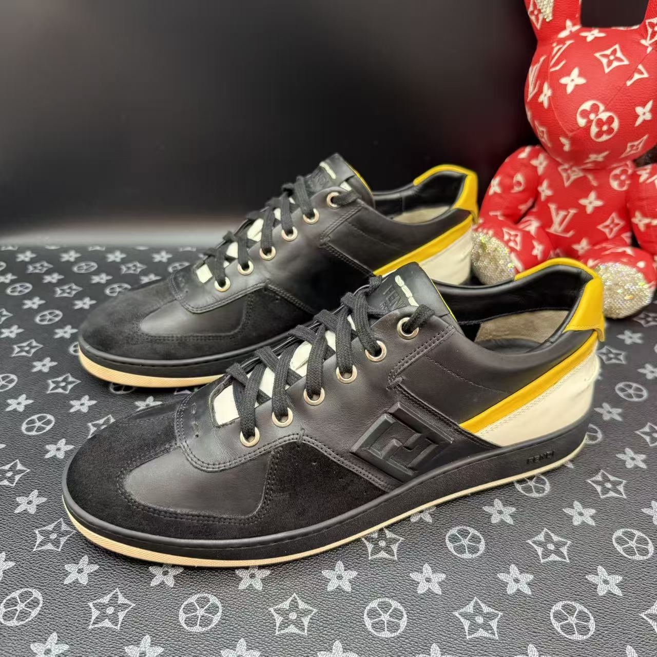 95新 FENDI/芬迪 男士黑黄麂皮休闲板鞋41欧码 ddm3341