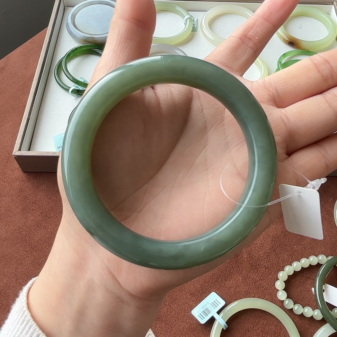 和田玉手镯未镶嵌珍*