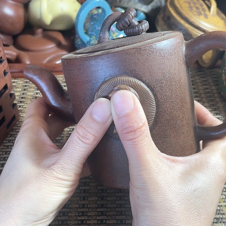 紫砂茶壶原矿泥料手工制作紫砂壶。