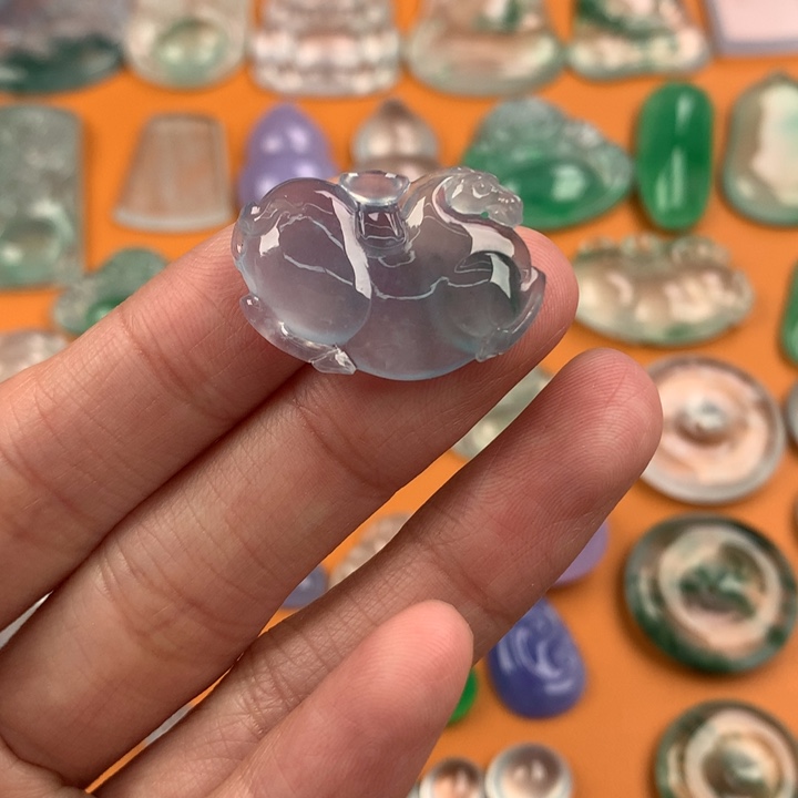 翡翠挂件未镶嵌….