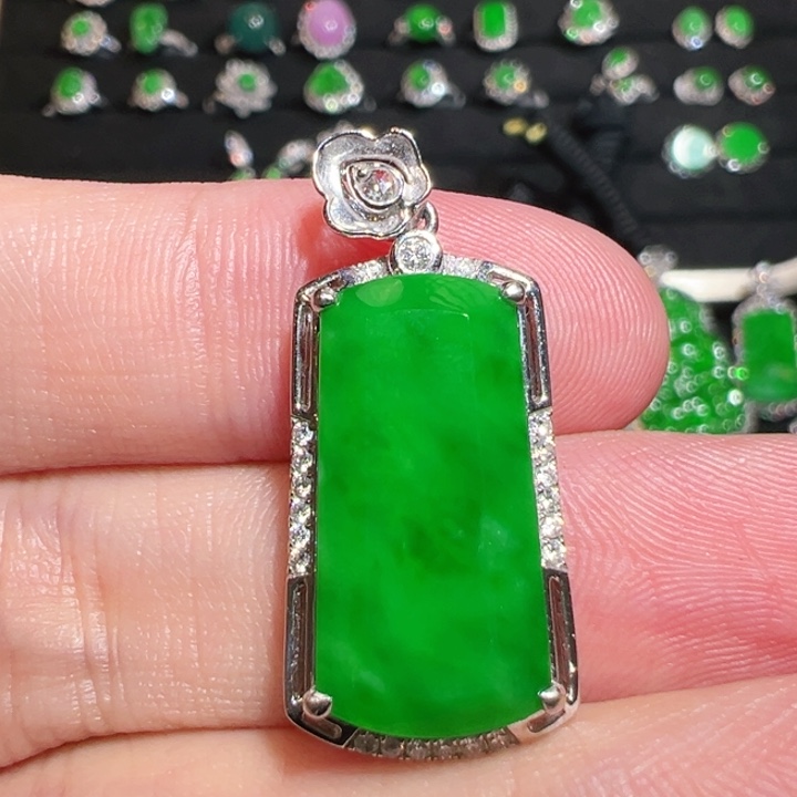 颈饰18K金镶嵌翡翠