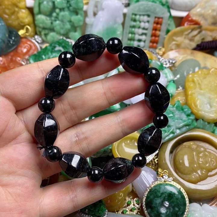 翡翠吊坠(赠链)未镶嵌