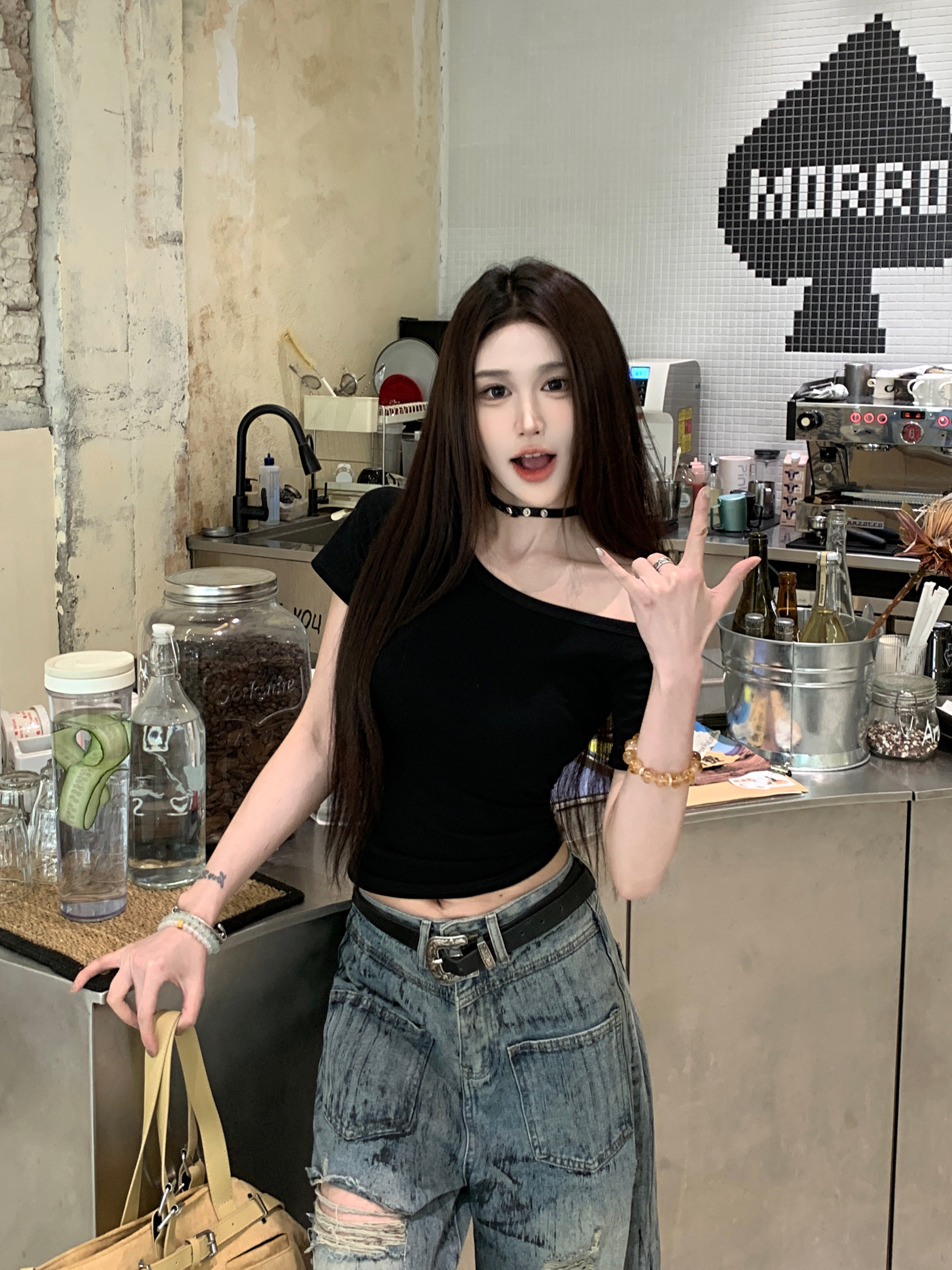 美式辣妹设计感小众黄色斜肩短袖T恤女夏季别致修身显瘦露肩上衣