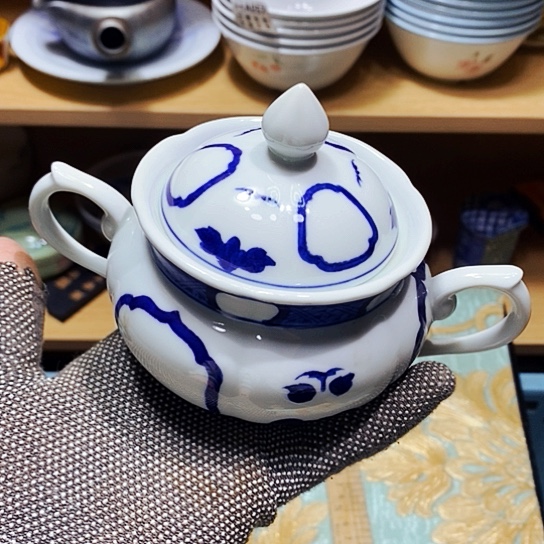 瓷片鑫年快乐。万事如意