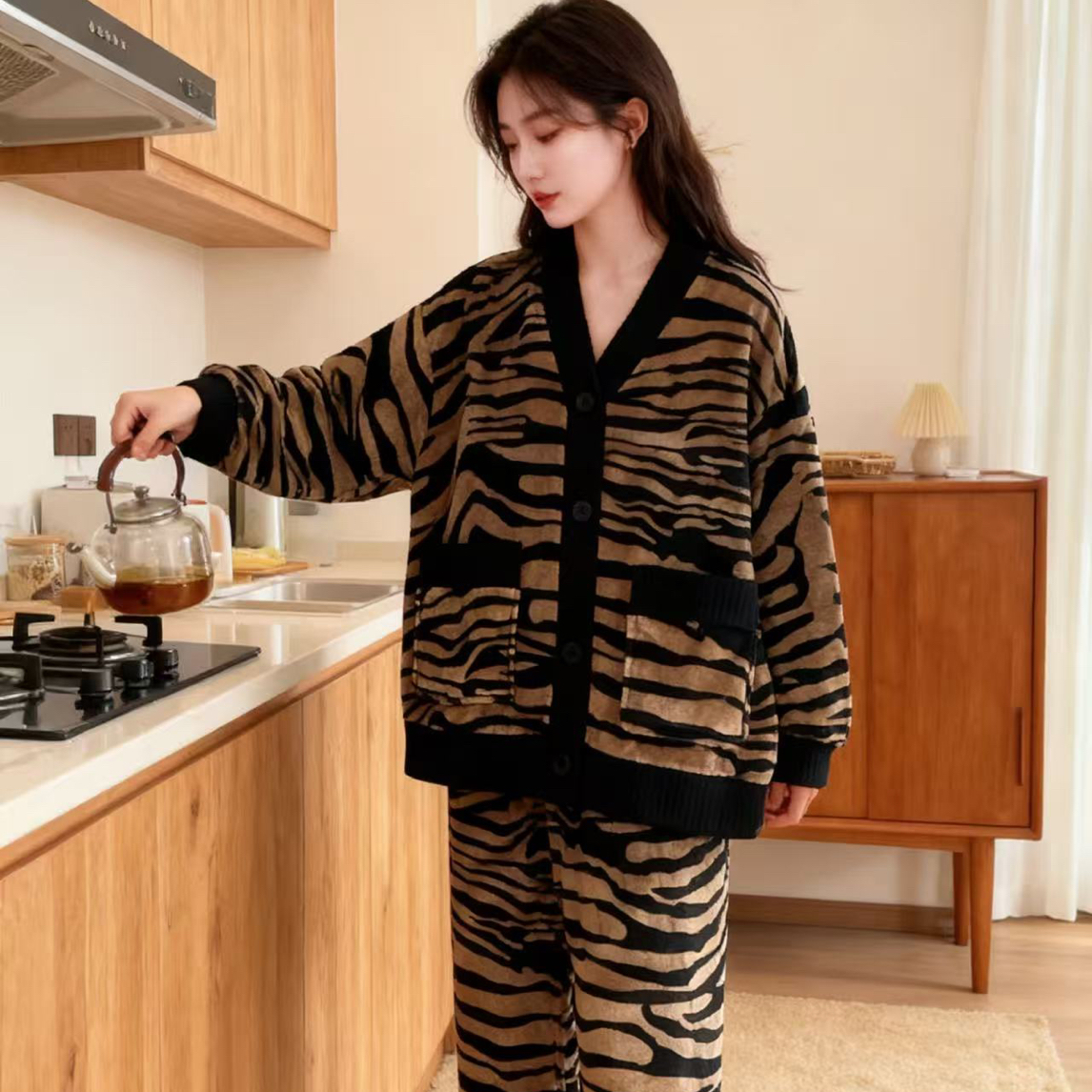 睡衣女斑马纹双面雪花绒秋冬家居服时尚条纹保暖纽扣开衫套装