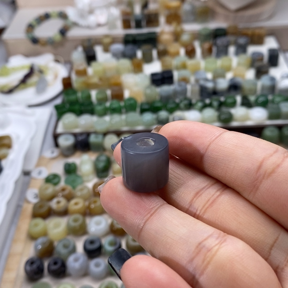 梅***花和田玉未镶嵌颈饰买断