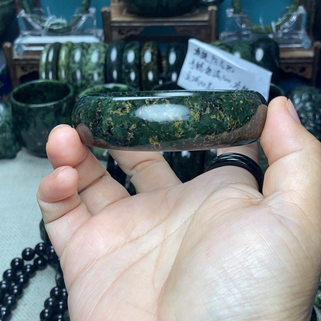 蛇纹石玉未镶嵌手镯d****v