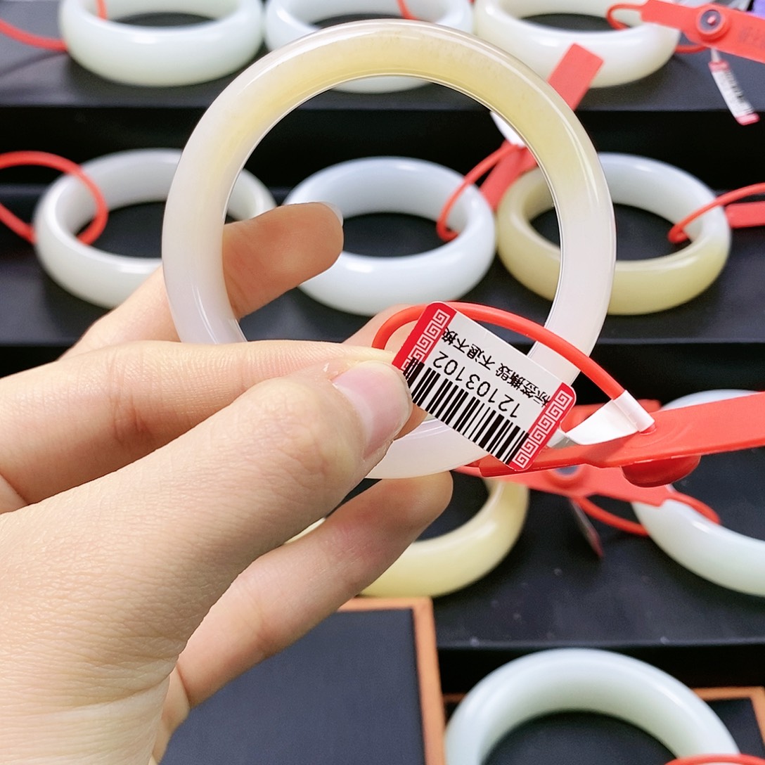 時***己和田玉未镶嵌手镯