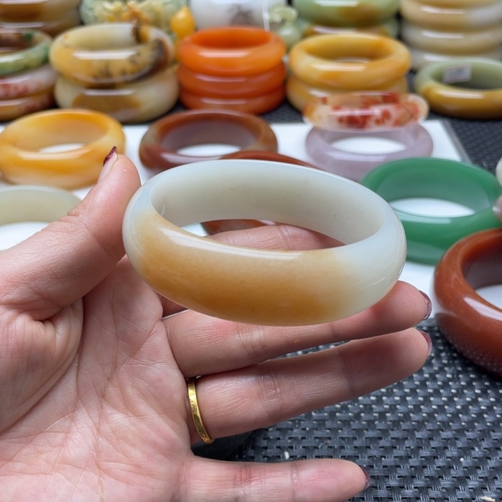 石英质玉手镯未镶嵌