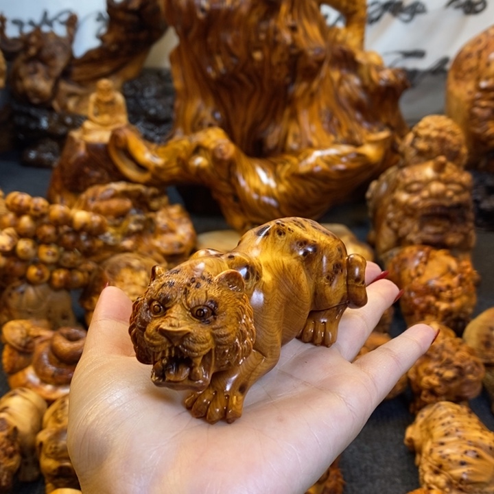 眉***尘崖柏老虎手把件手把件