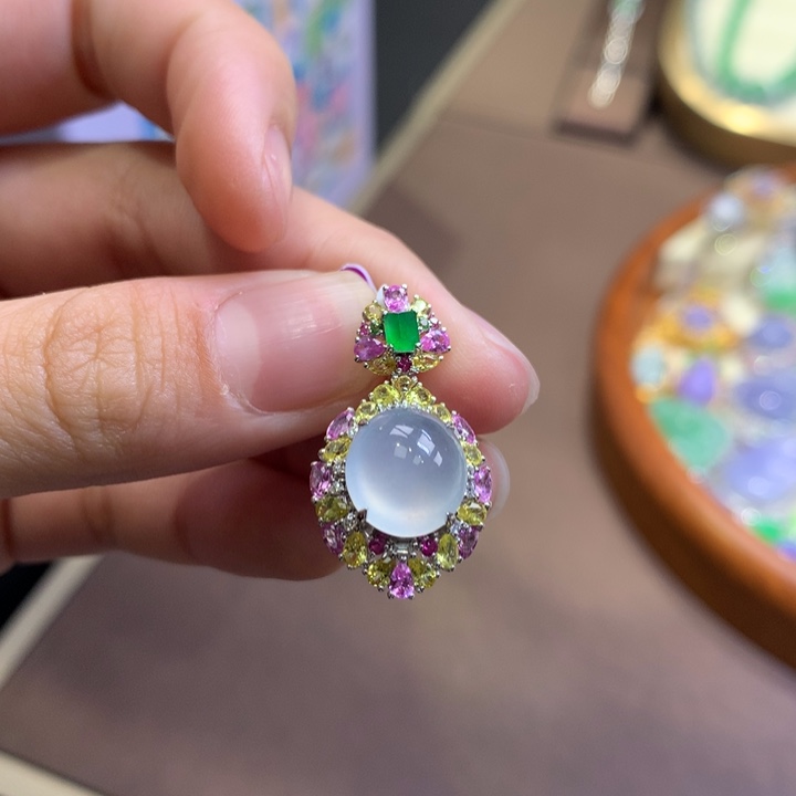 翡翠18K金镶嵌颈饰翡翠