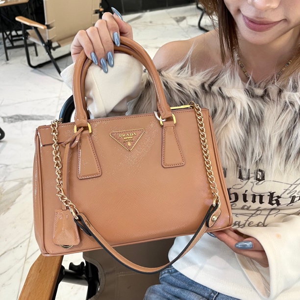 95新 Prada/普拉达 XM/裸色杀手漆皮mini十字纹手提包/KH12103306